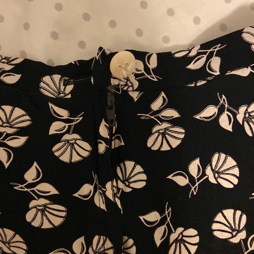 Black Flowy skirt with cream flower pattern - Picture 4 of 5